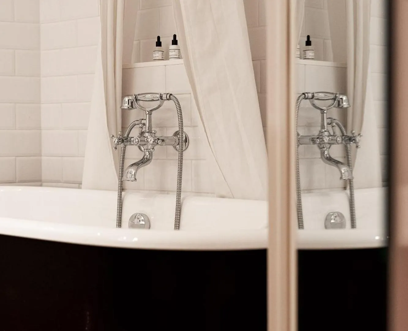 Hotel Du Petit Moulin, Haute Couture Hotel By Lacroix Paris