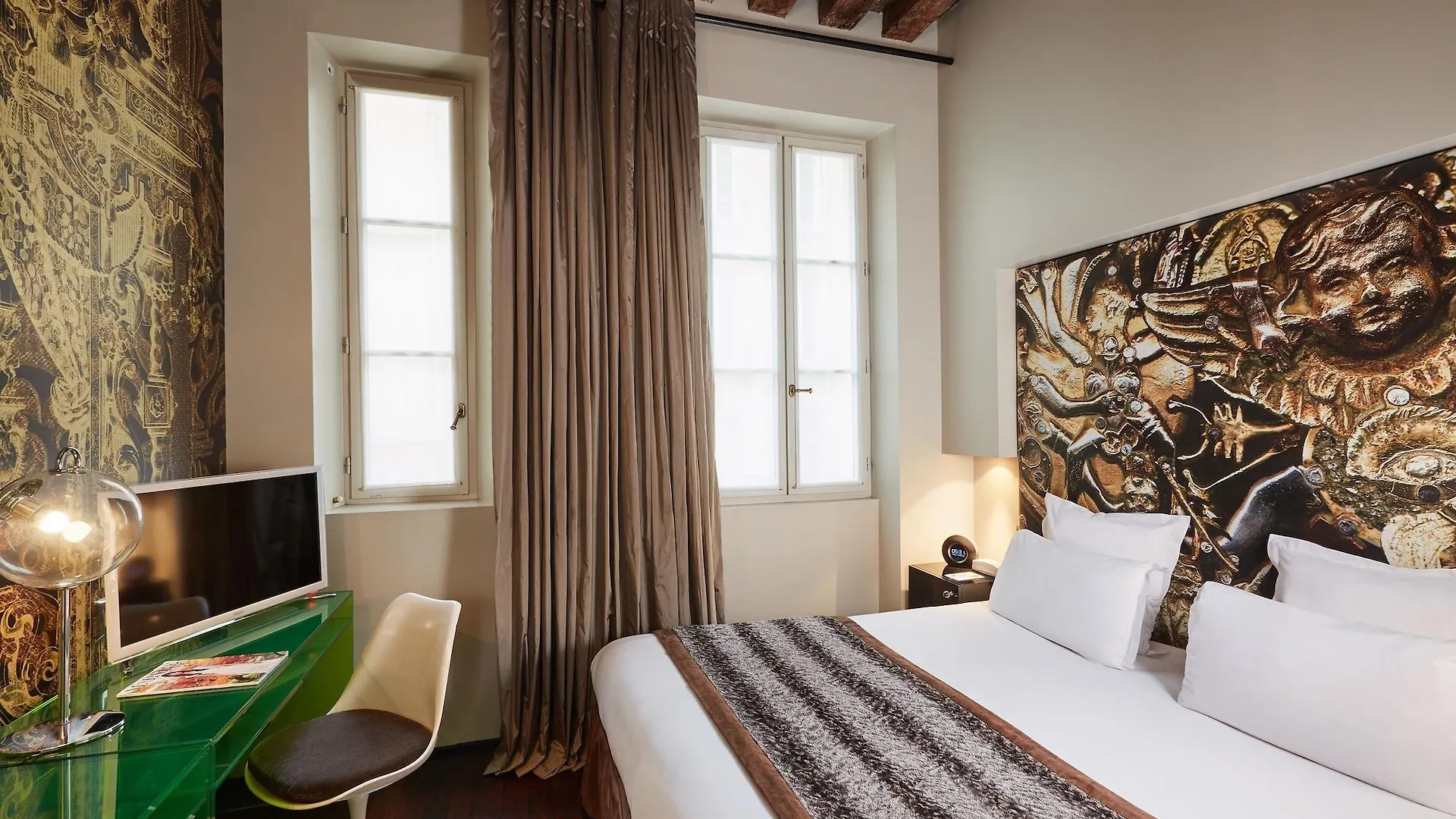 Hotel Du Petit Moulin, Haute Couture Hotel By Lacroix Paris